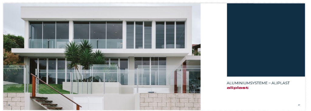 Aliplast Aluminiumsysteme – modernes weißes Haus mit großen Glasflächen