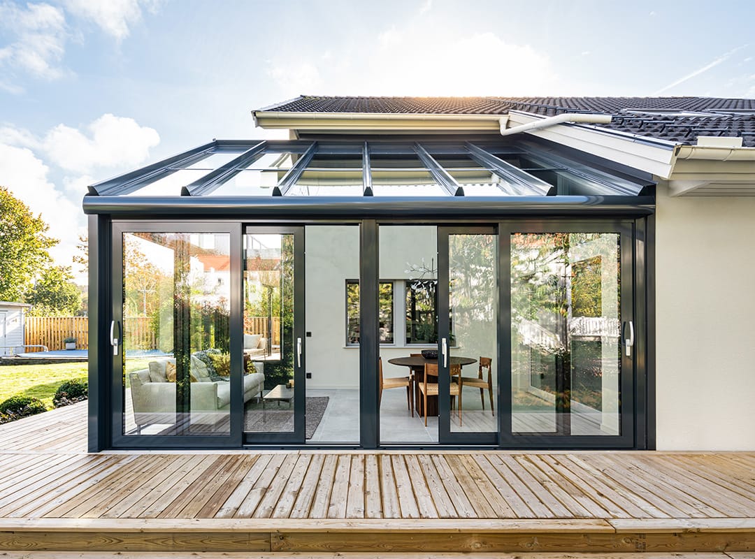 Moderner Wintergarten mit Glasdach